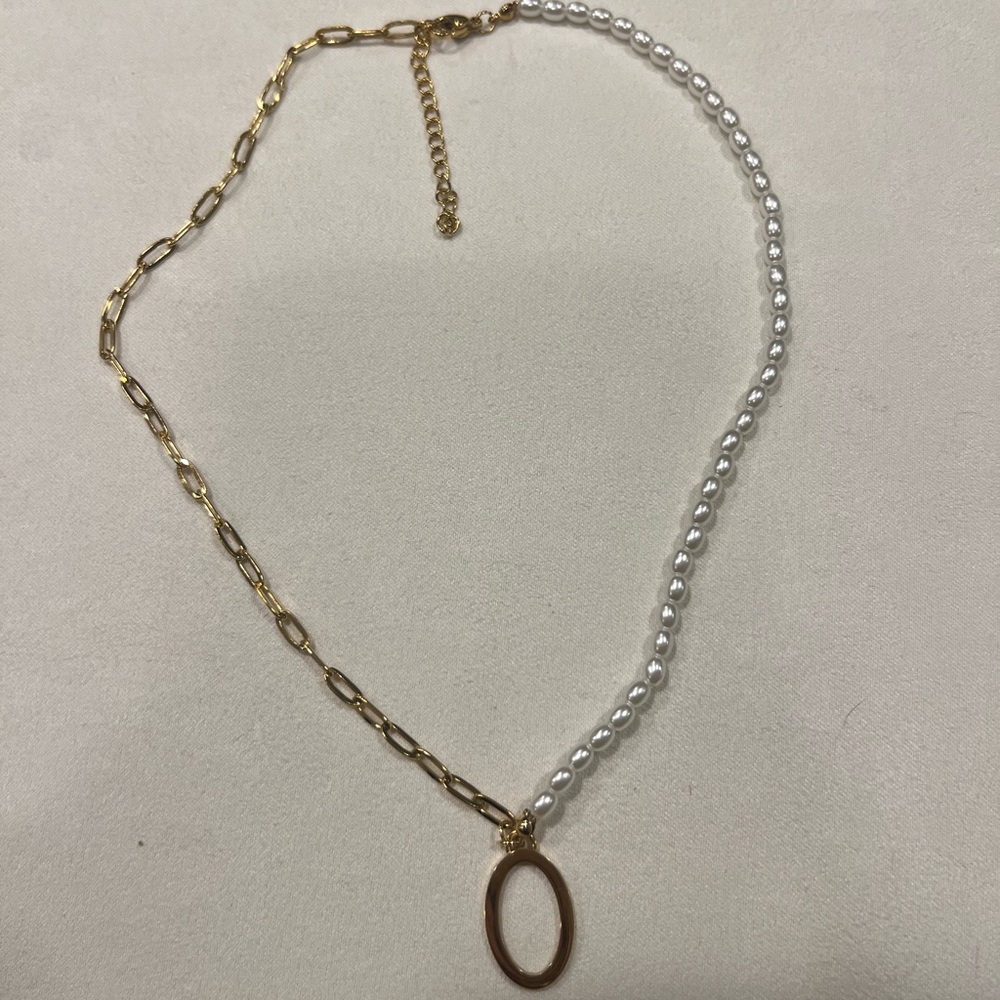 Chic Gold and White Pearl Necklace